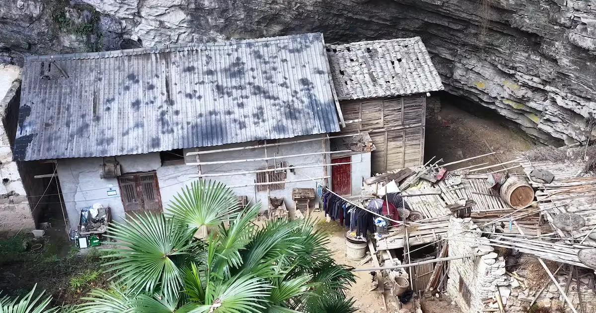 "Vista del hogar de Yang, ubicado en una cueva en las montañas de Hubei."