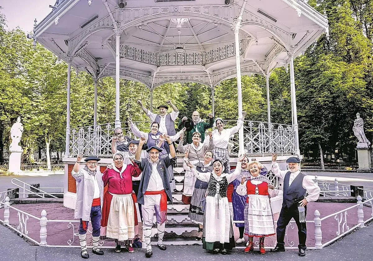 La Banda Municipal y la coral Manuel Iradier enriquecen las fiestas patronales de Vitoria-Gasteiz con cultura y tradición.