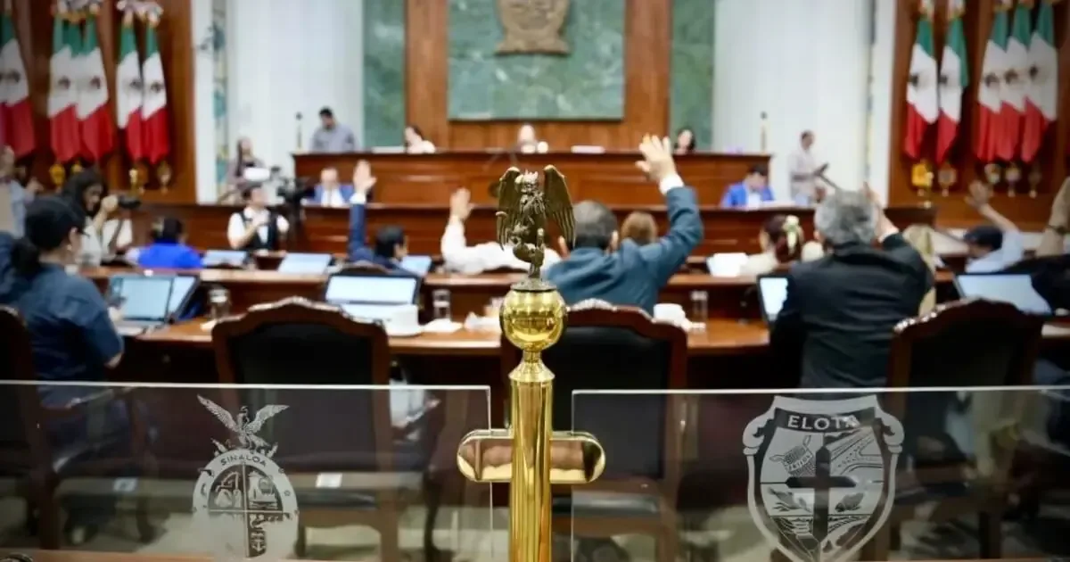 El Congreso analiza la pensión de un excomisario mientras viudas esperan ayuda.