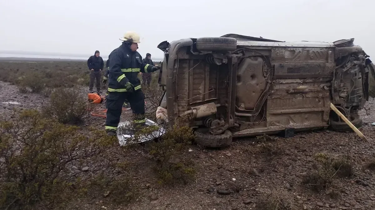 Un conductor fue rescatado tras volcar su vehículo en Cinco Saltos; las condiciones climáticas podrían haber influido en el accidente.