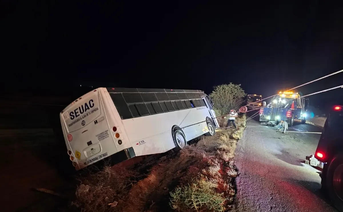 Un autobús que trasladaba solo al conductor y un acompañante volcó en la carretera, provocando lesiones pero sin víctimas fatales.