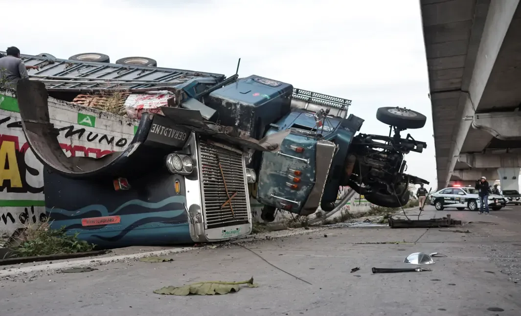 Un accidente aparatoso generó un cierre total en la lateral hacia Veracruz.