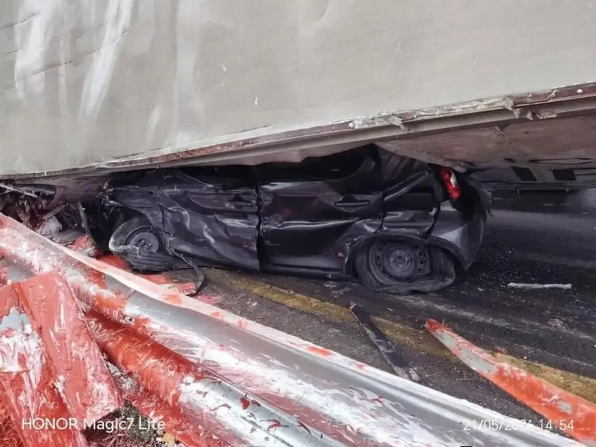 Un auto quedó aplastado tras el accidente, pero el conductor sobrevivió.