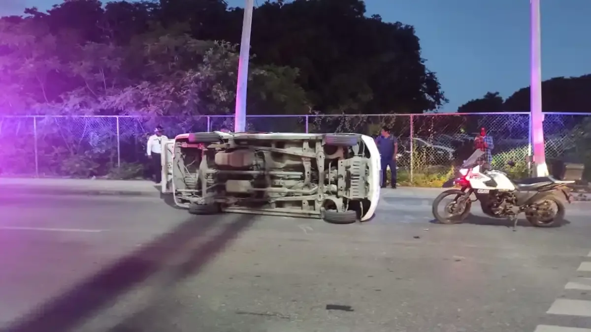Una camioneta volcó en Cancún tras ser impactada por otra unidad por no respetar el semáforo.