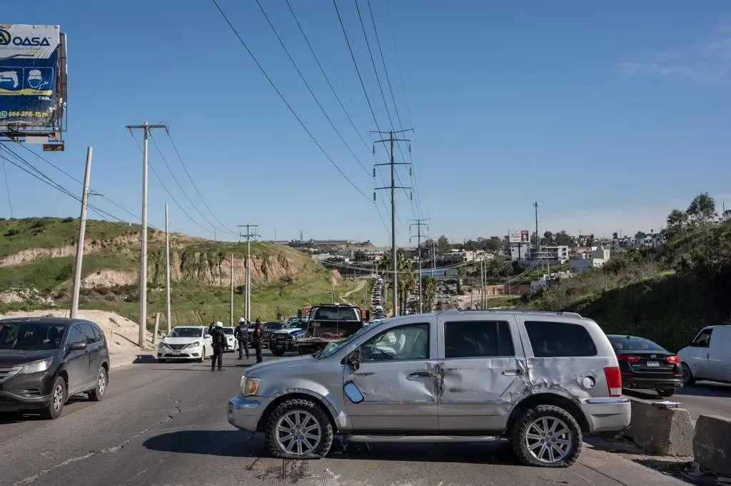 Volcadura de camioneta en el Libramiento Sur causa polémica por congestión vial.