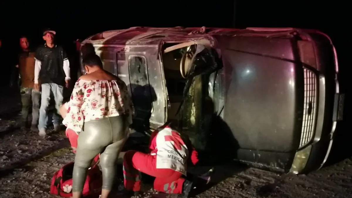 Dos mujeres resultaron lesionadas tras un accidente vehicular en un festejo local en San Pedro, Coahuila.
