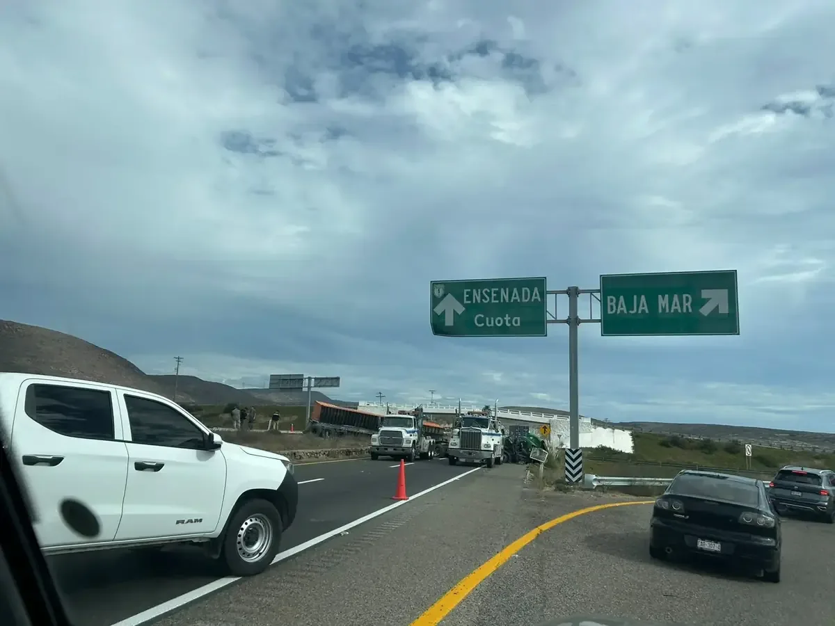 Un accidente en la carretera obligó a cerrar un tramo importante; un hombre fue trasladado a un hospital.