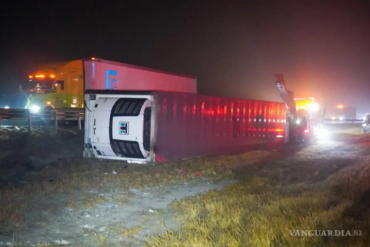 Volcadura de tractocamión en la autopista Carbonera, Arteaga, Nuevo León.