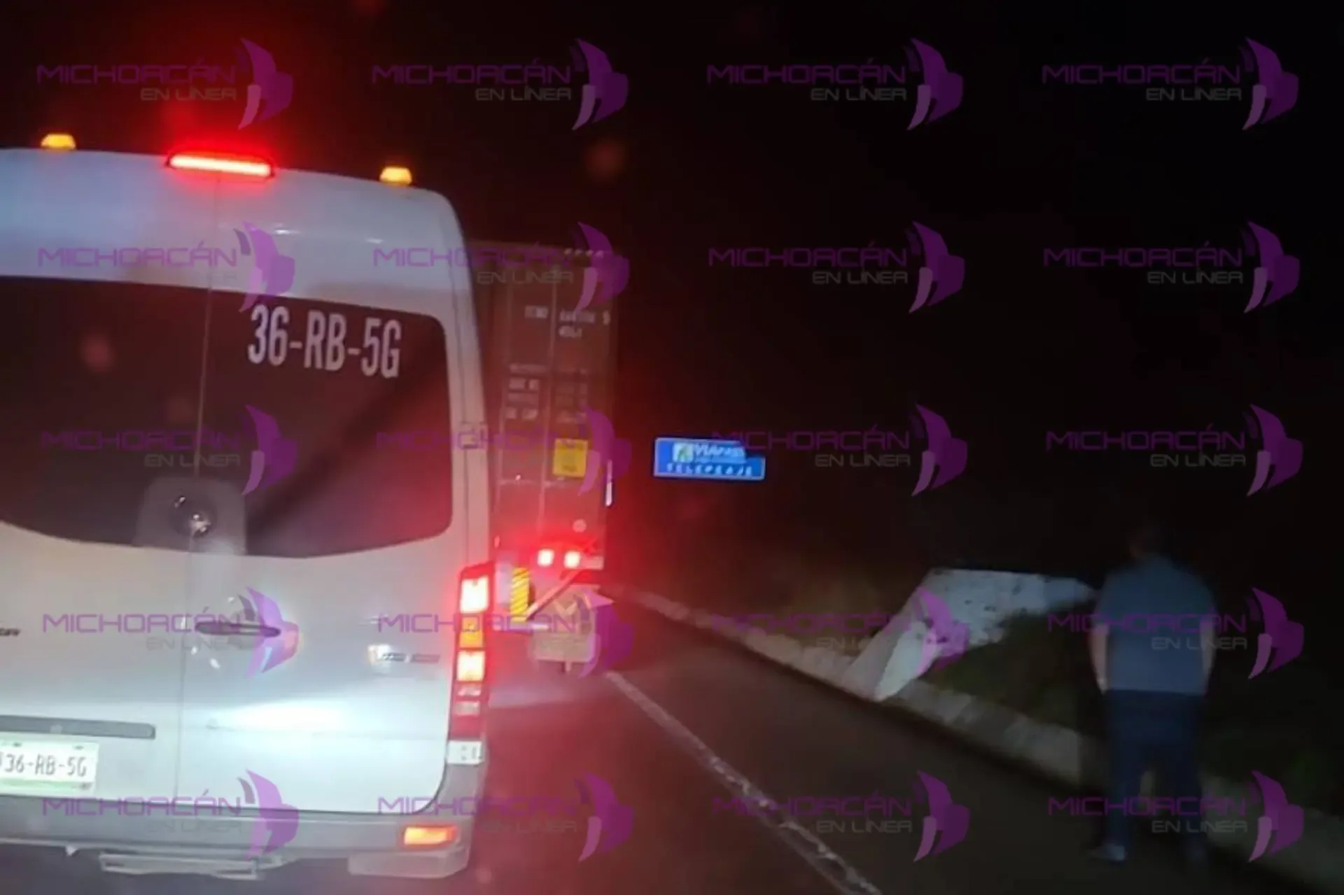 Volcadura de tractocamión en la Autopista Siglo XXI dejó una menor lesionada.