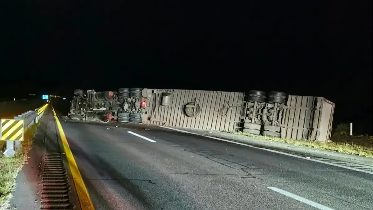 La volcadura de un tráiler ocasionó tráfico lento en la autopista a Reynosa, afectando a los automovilistas.