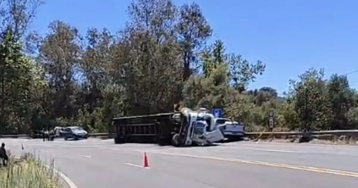 Un accidente en la carretera Tecate-Ensenada involucra a un tráiler y dos camionetas, dejando lesionados en el lugar.