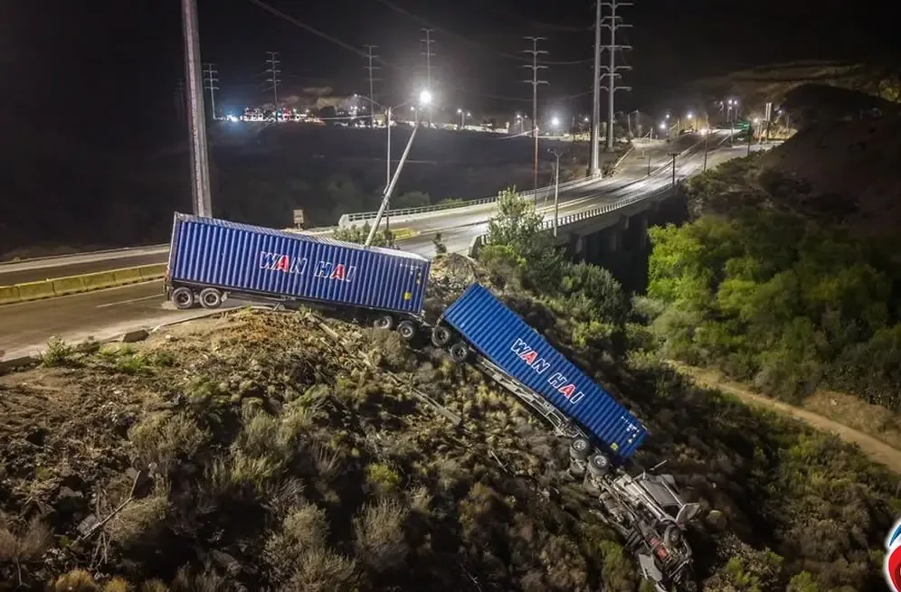 Un tractocamión de doble remolque se volcó cerca de la caseta a Tecate, afectando el tendido eléctrico y la circulación.