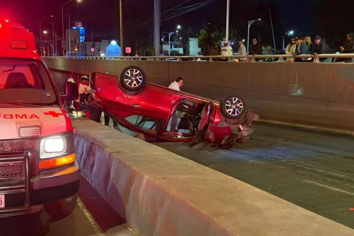 Volcadura de un Nissan Versa en el bulevar a Zacatecas durante la madrugada.