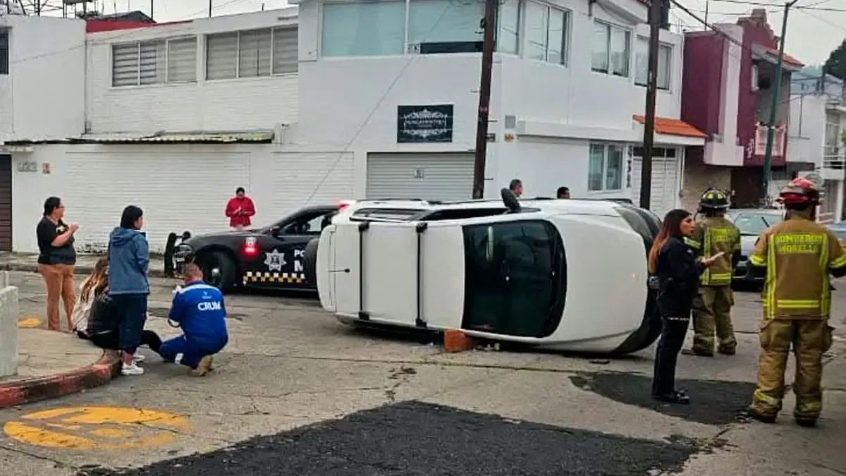 La atención oportuna de los servicios médicos evitó situaciones graves en un accidente en la colonia Chapultepec.