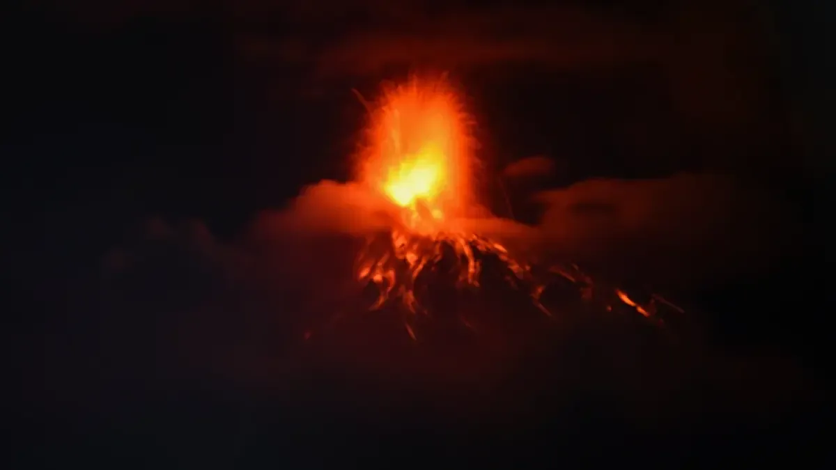 La erupción del volcán de Fuego lleva a autoridades a evacuar comunidades cercanas para proteger a la población.