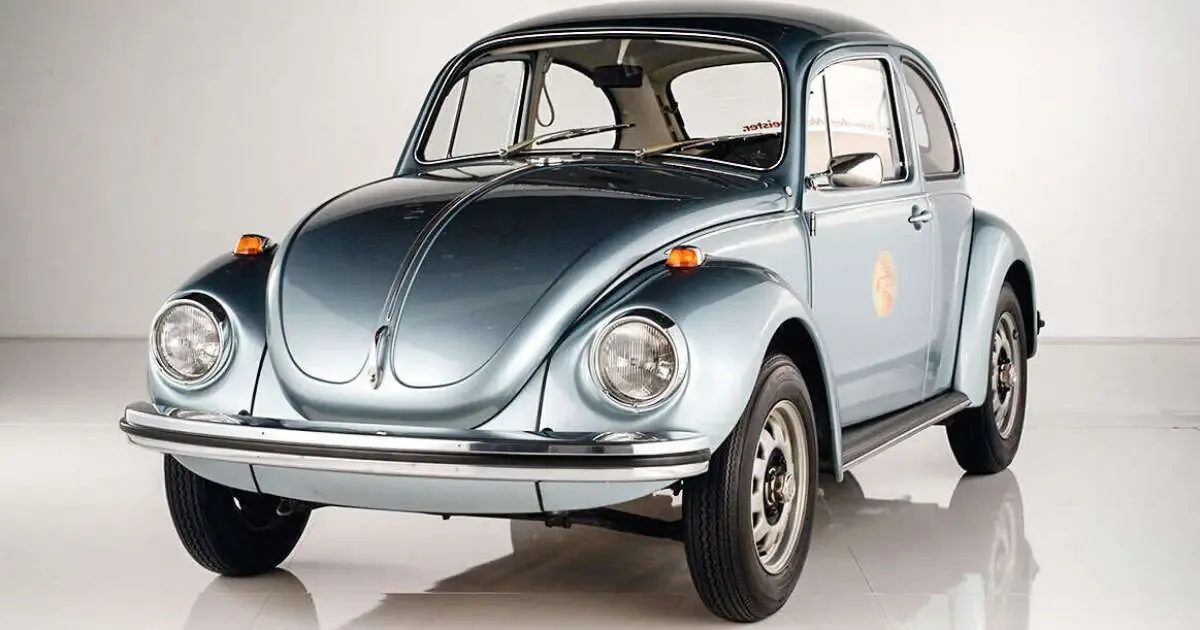 El Vocho, un auto que marcó una era, dejó un legado en el transporte mexicano.