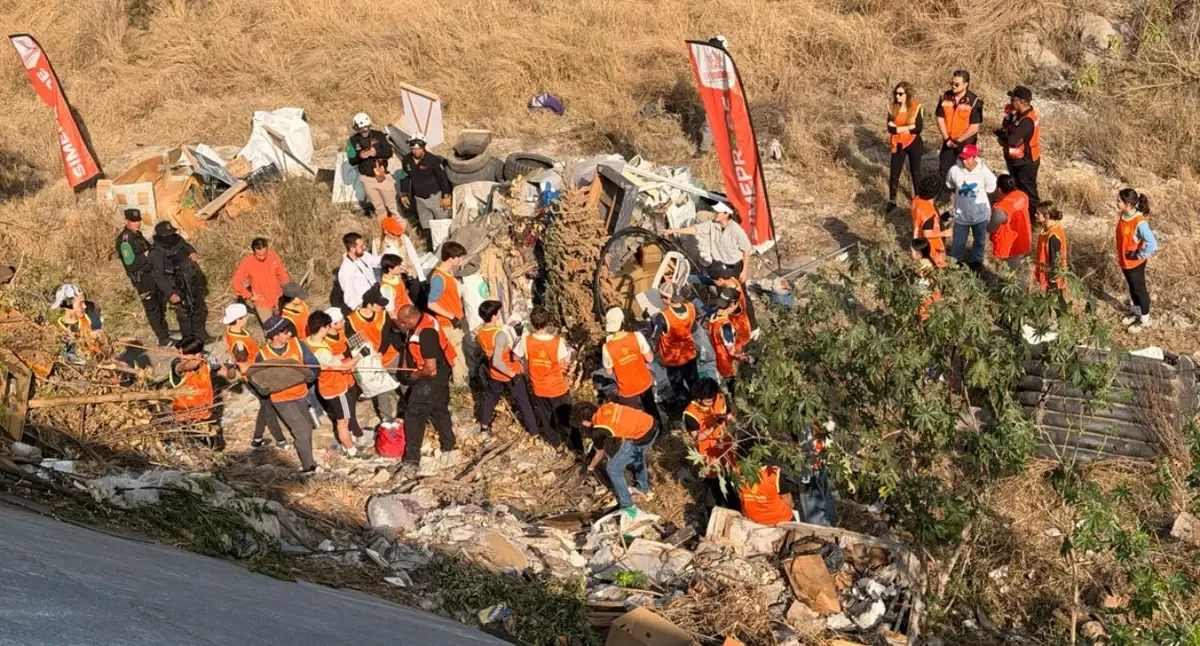 Voluntariado del American School contribuye a la limpieza y conservación del río.