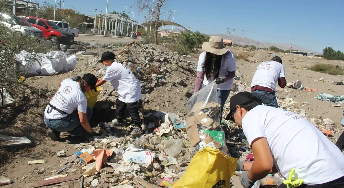 Voluntarios de Minera El Abra mejoran entorno en Calama, fortaleciendo la comunidad.