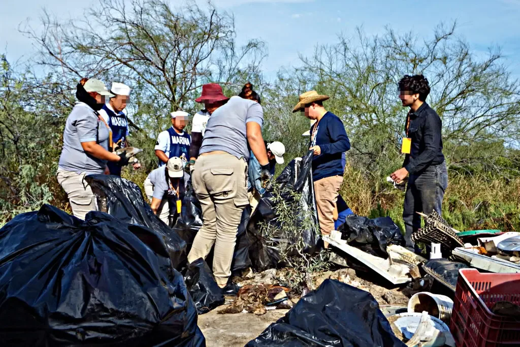 Voluntarios participan en la Macro Limpieza del Estero HZ en La Paz.