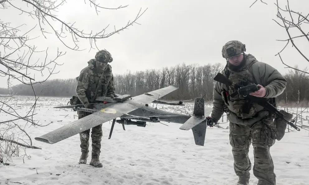 Voluntarios reparando drones en un taller de Leópolis, Ucrania.