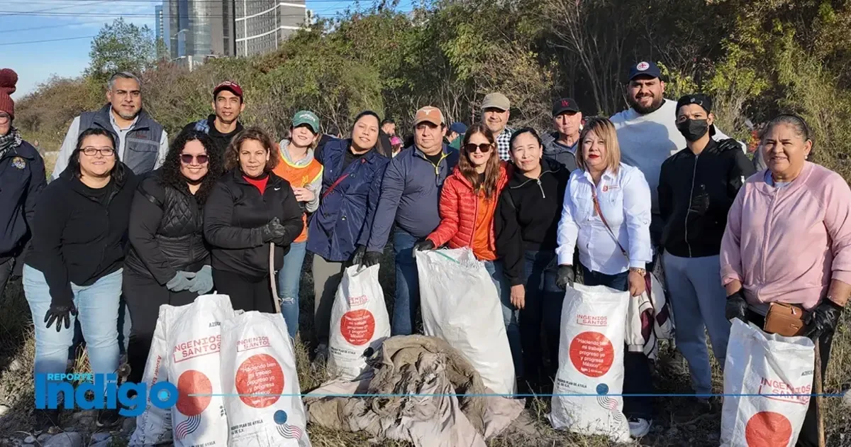 Voluntarios retiran residuos del Río Santa Catarina en campaña ambiental, rumbo al Mundial 2026.