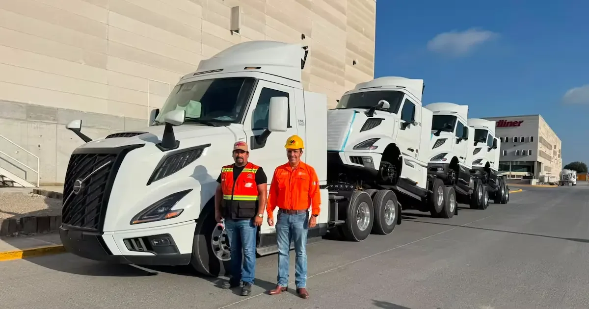 Las primeras exportaciones de la planta Volvo de Nuevo León inician con cuatro tractocamiones destinados a Norteamérica.