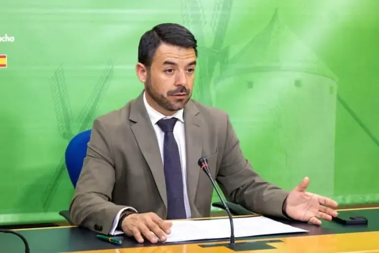 El portavoz Iván Sánchez critica la corrupción del PSOE y el estado de Castilla-La Mancha tras la visita política.