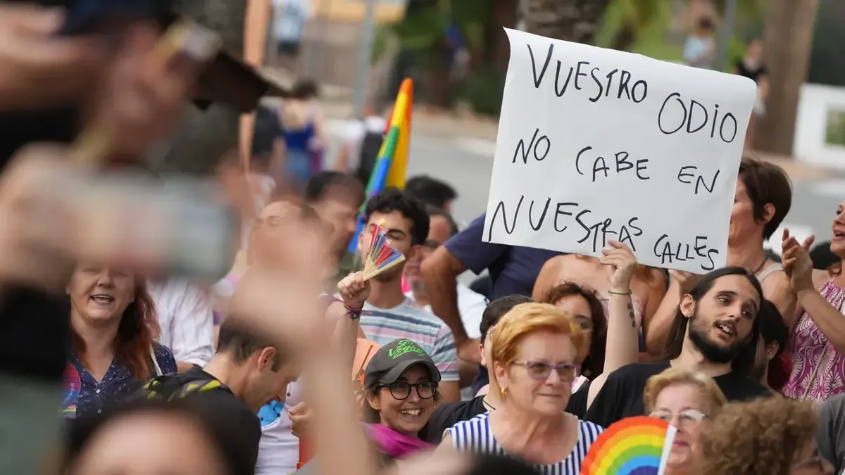 La formación ultraderechista critica al colectivo LGTBIQ+ en España en medio del evento de celebración.