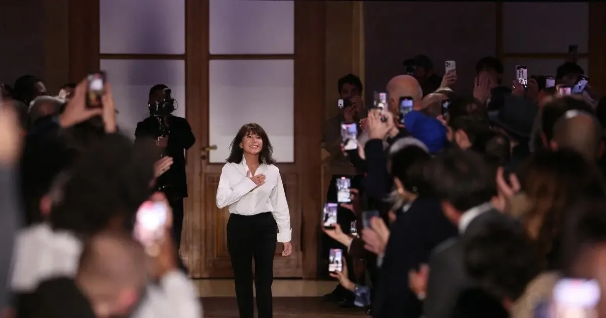 Véronique Nichanian finaliza su carrera en Hermès durante el desfile en París.