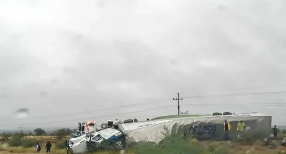 Un accidente de tráiler en la carretera Hermosillo-Magdalena generó afectaciones importantes al tránsito vehicular.
