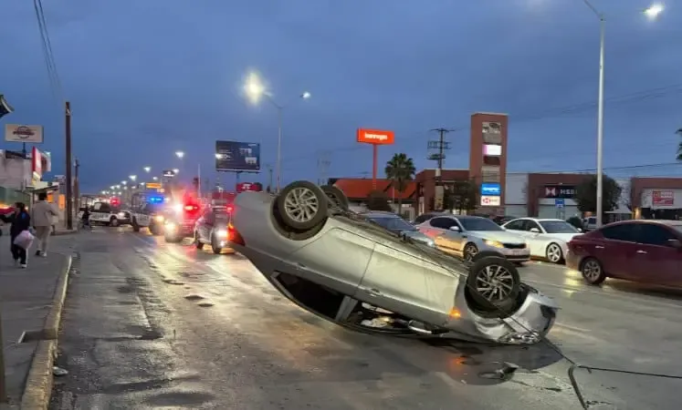 Vuelco de un Chevrolet Aveo tras perder el control en Chihuahua.