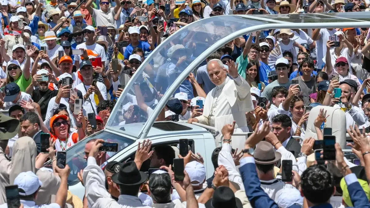 El Papa León XIV concluye su visita a Canarias con un fuerte mensaje sobre la migración.