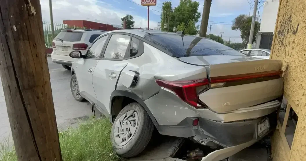 Un choque entre varios vehículos en Saltillo dejó daños materiales y complicaciones en la circulación.