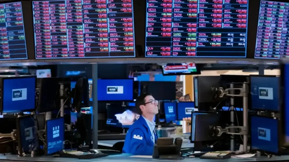 Los índices de Wall Street presentan ganancias tras el descenso en los precios del petróleo y el desempeño positivo de las acciones tecnológicas.