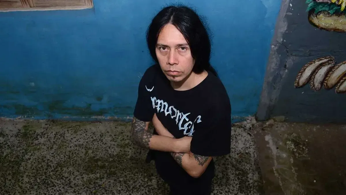 El vocalista Walterius Rex busca preservar la historia del heavy metal en Misiones a través de un documental.