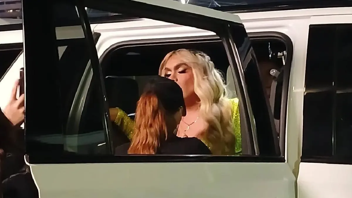 Wendy Guevara llegando al Palenque de León con gran entusiasmo de los fans.