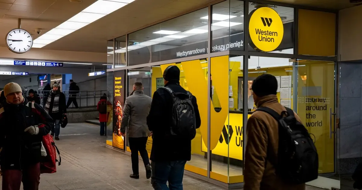 Western Union enfrenta desafíos por pérdidas cambiarias, mientras Visa diversifica su programa de stablecoins.