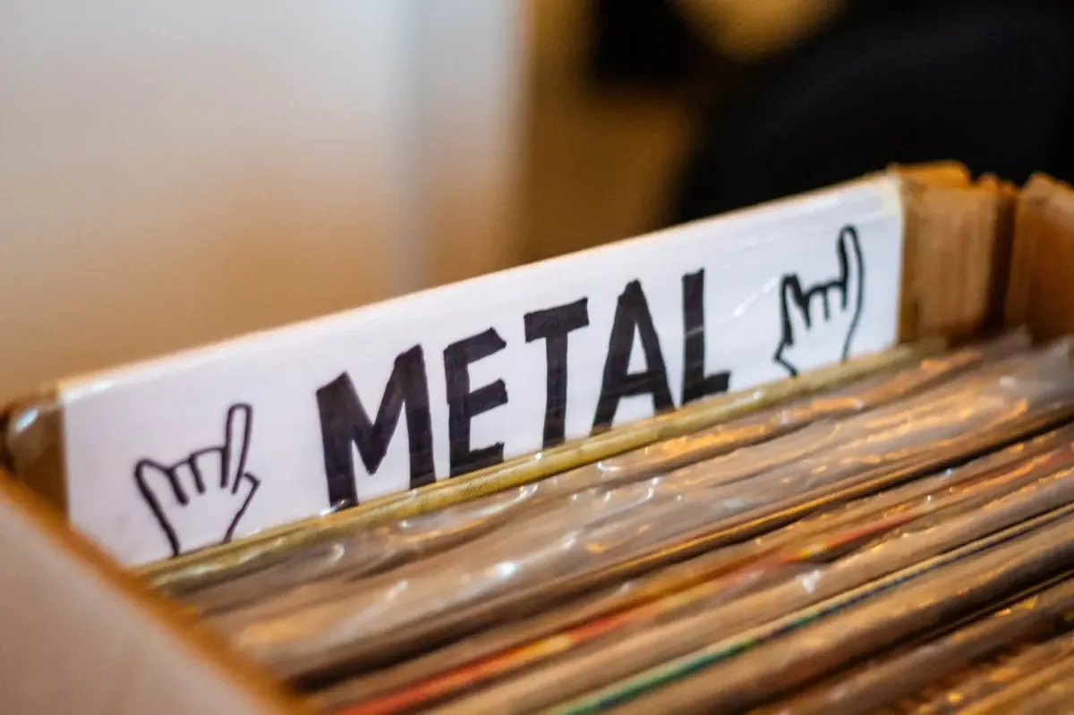 La incursión musical de Shatner desafía la percepción de artistas mayores en el género del heavy metal.