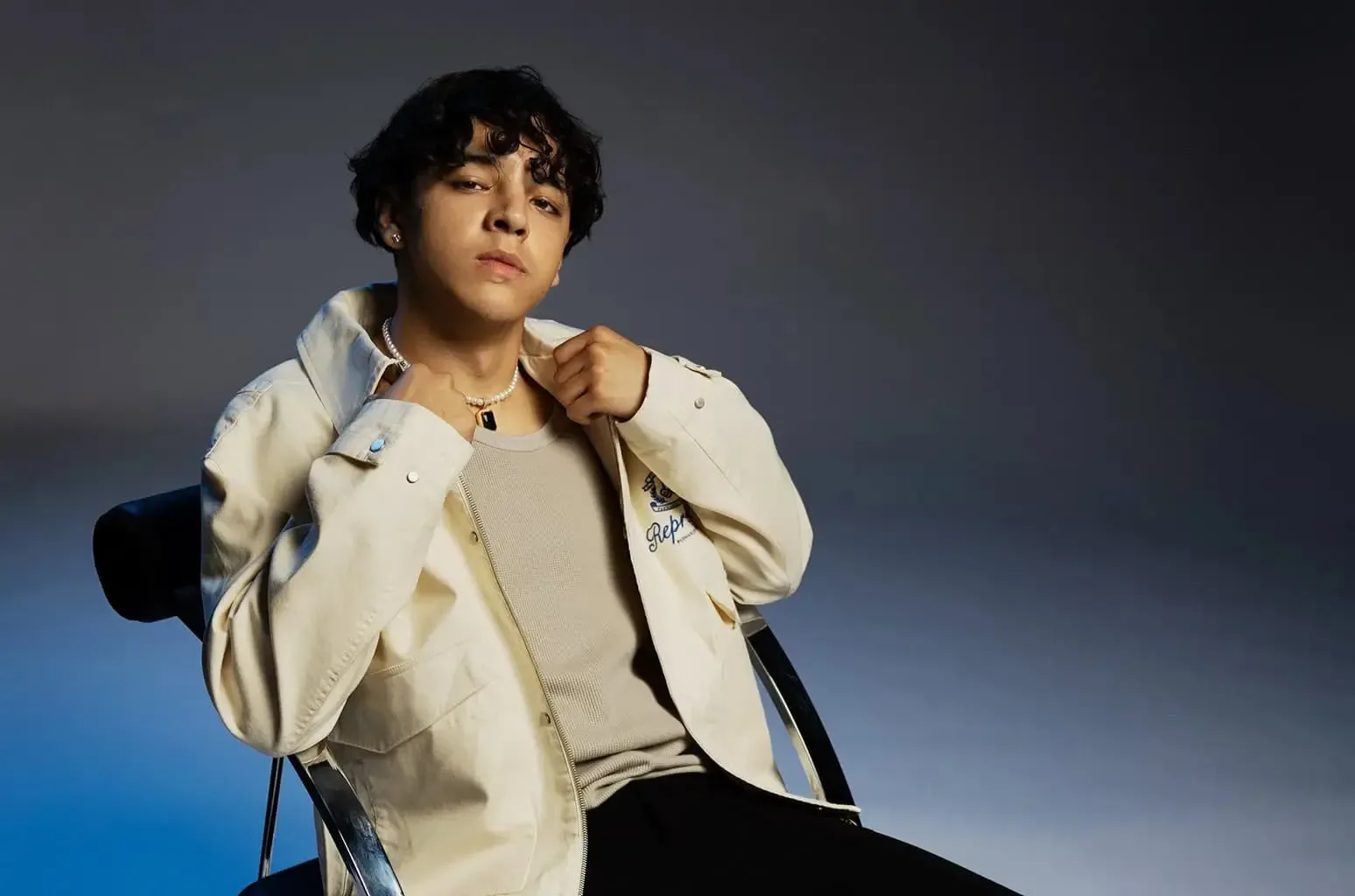 Xavi, joven cantante, celebra sus siete nominaciones en Premio Lo Nuestro 2026.