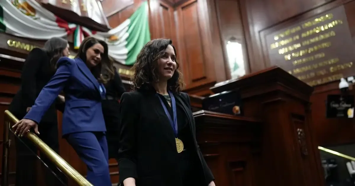 La empresa suspende invitación a la presidenta de Madrid por razones políticas.