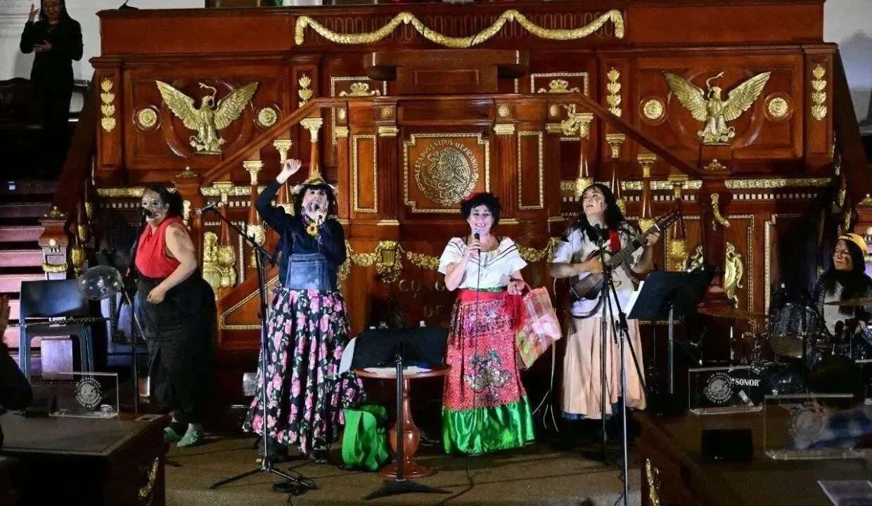 Xóchitl Bravo defiende el show de cabaret en el Congreso de la CDMX.