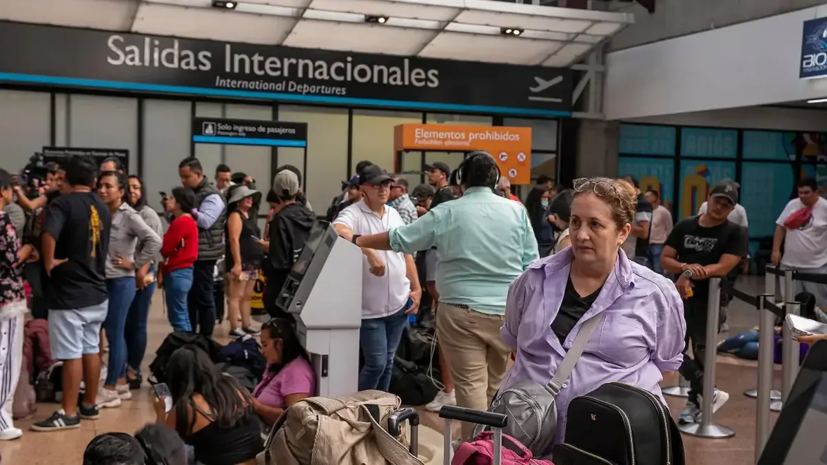 El aumento en la migración de colombianos resalta cambios económicos y sociales en el país.