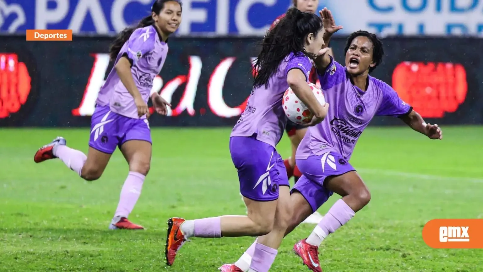 Xolos Femenil celebra su remontada en el partido contra Atlas en el estadio Jalisco.