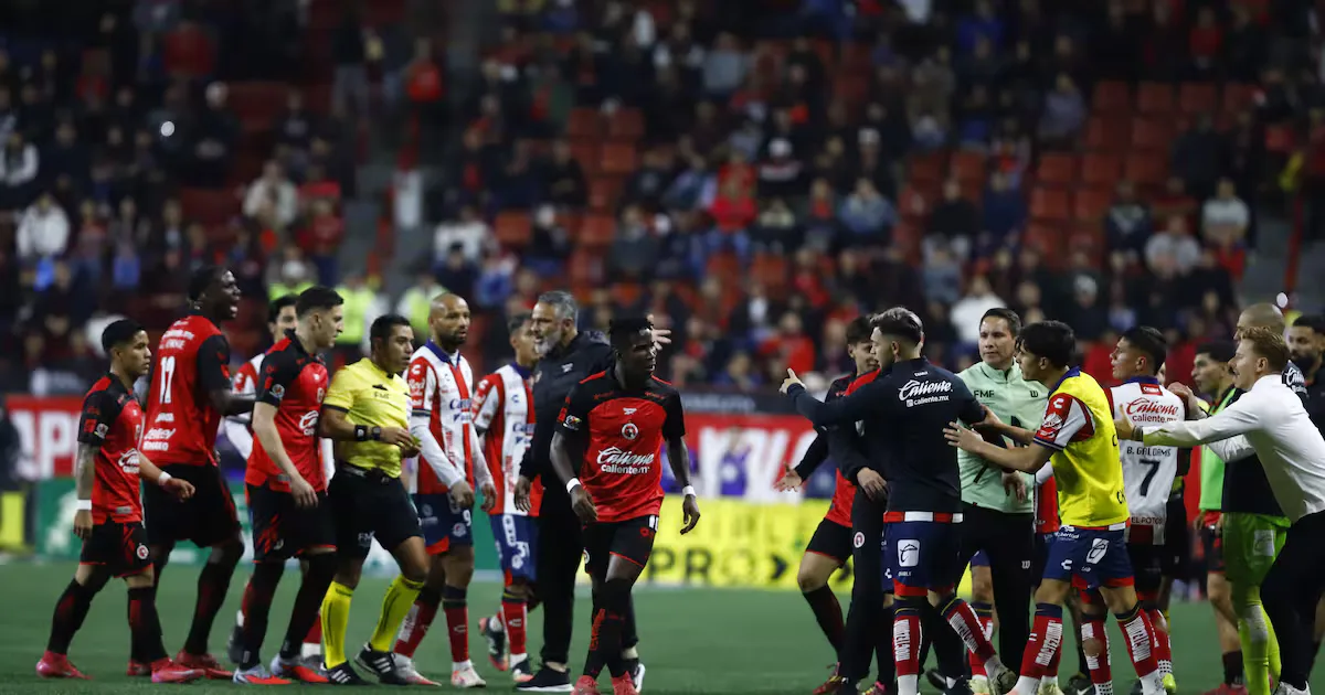 "Xolos y San Luis en un intenso enfrentamiento en el Estadio Caliente."