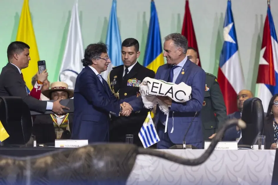 Yamandú Orsi destaca la necesidad de cooperación y diálogo en la región.