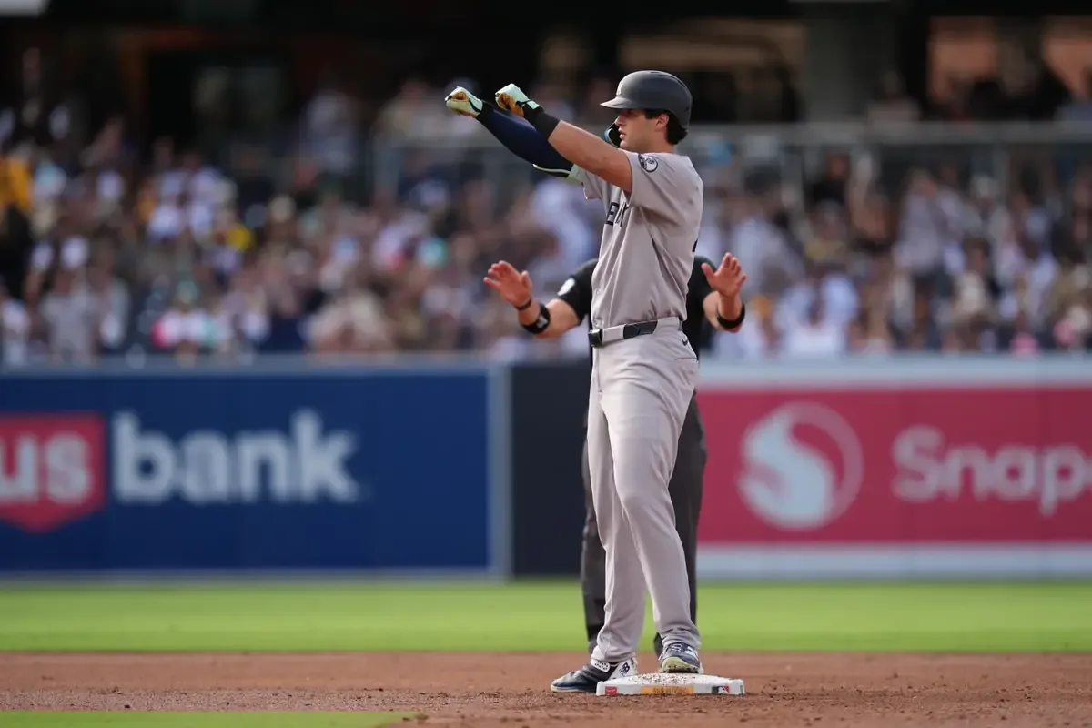 Los Yankees acercan su 34ª temporada con récord positivo tras una remontada en la segunda entrada.