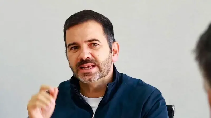 El secretario del Ayuntamiento busca atender necesidades de la comunidad mediante la colaboración con asociaciones vecinales.