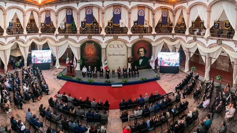 La rectora reitera la importancia de la educación y la libertad de pensamiento en el aniversario de la universidad.