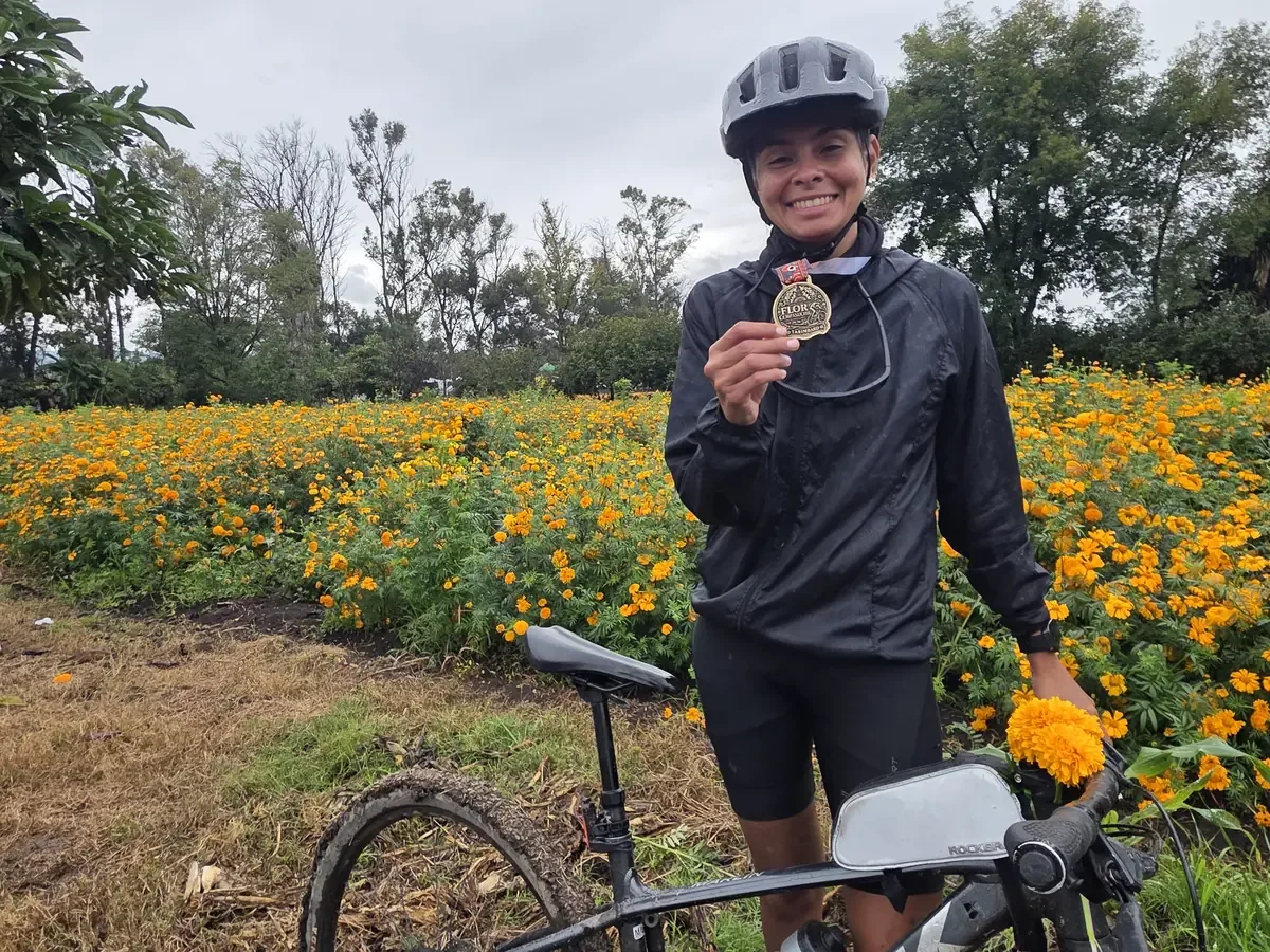 La ciclista Yennifer Alabi demuestra que la discapacidad no limita el disfrute del deporte y explora nuevas oportunidades.