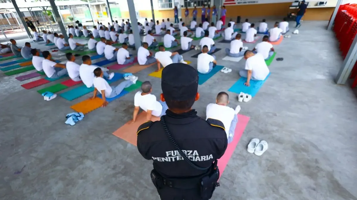 La práctica del yoga en el Cereso 1 de Apodaca transforma vidas de internos.